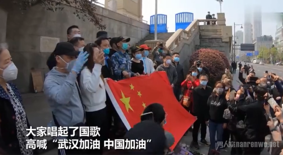 武汉市民江滩唱起国歌