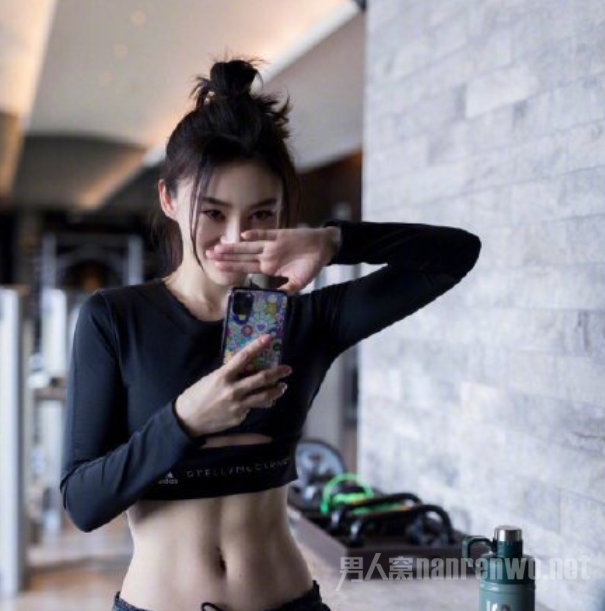 袁姗姗能够保持这么多年的马甲线