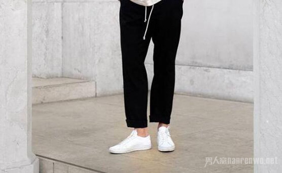 4准备一双运动小白鞋
