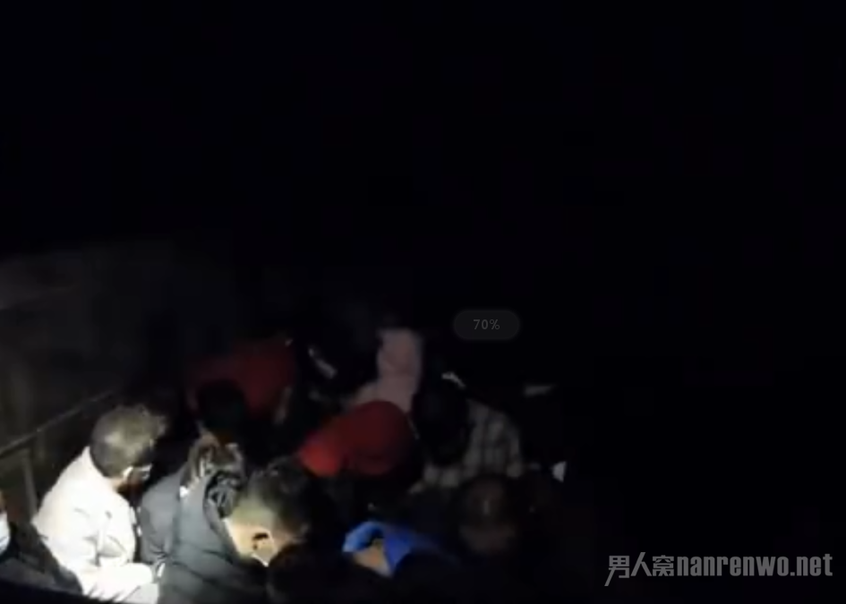 49人藏货车车厢非法出境
