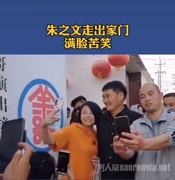 朱之文家门被男子大力踹开