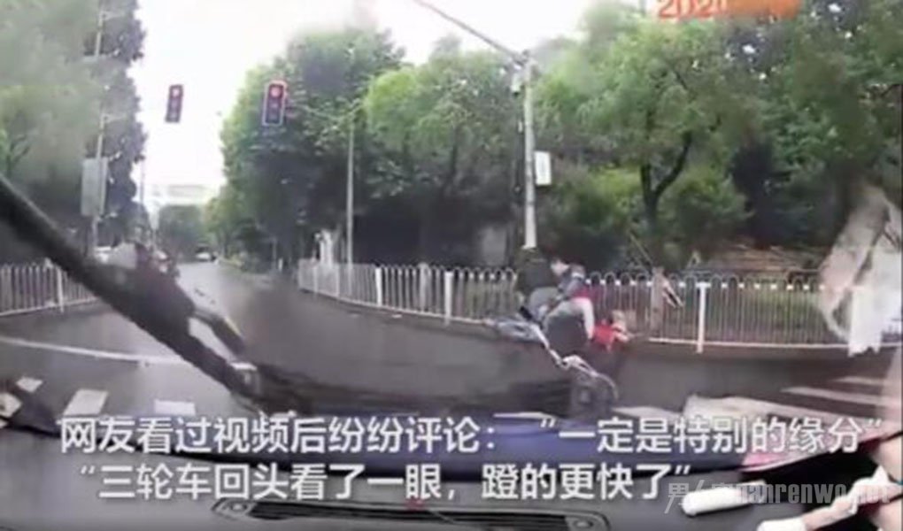相撞瞬间骑车男子被三轮车带走