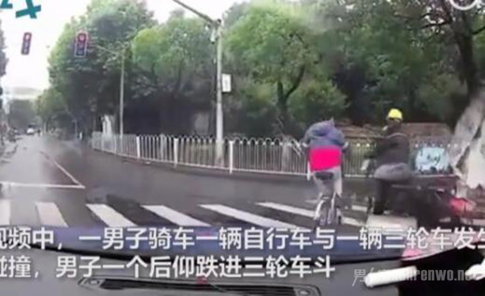 相撞瞬间骑车男子被三轮车带走