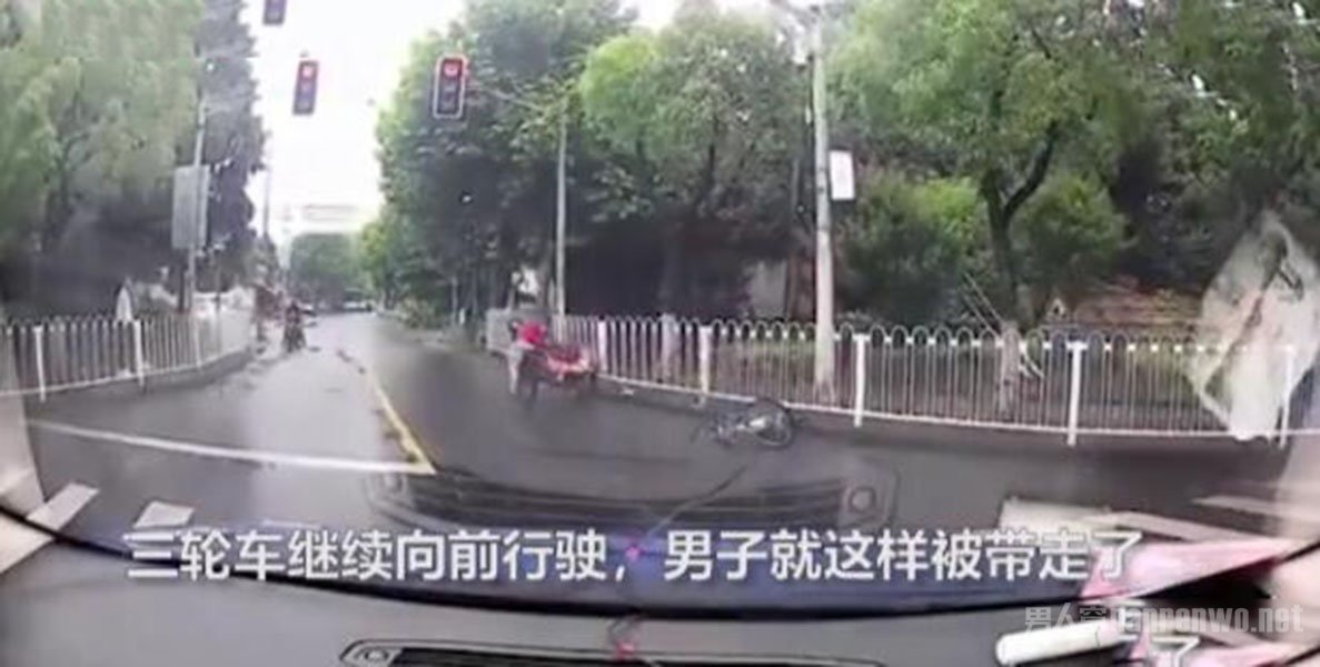相撞瞬间骑车男子被三轮车带走