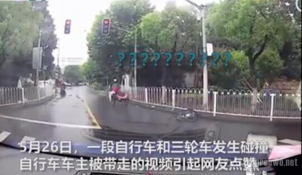 相撞瞬间骑车男子被三轮车带走