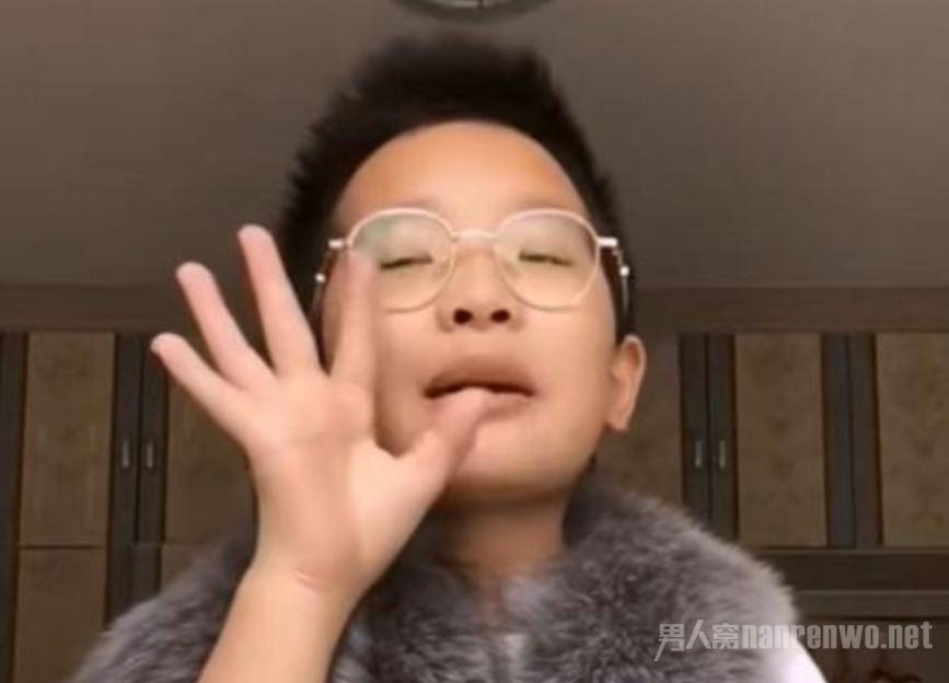 网上流传钟美美模仿老师的视频